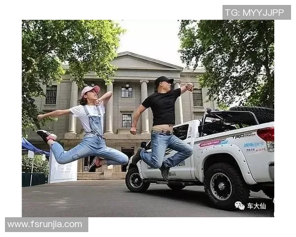 足球明星温情瞬间与孩子同框展现父爱无疆的幸福时刻